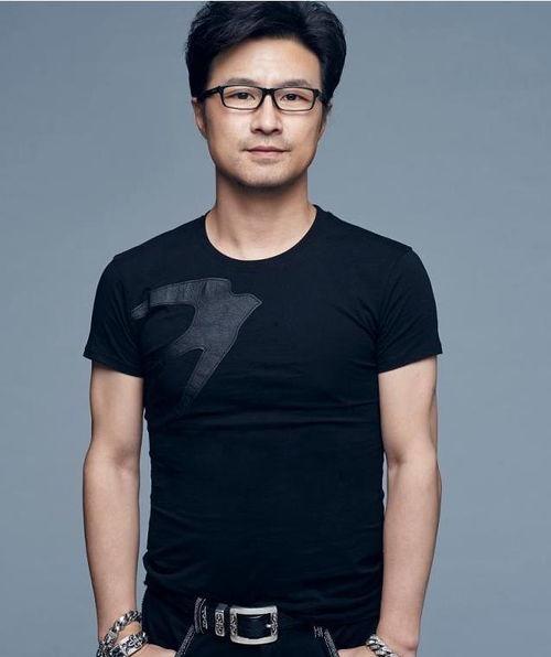 汪峰唱歌吃瓜,这是要闹哪样？