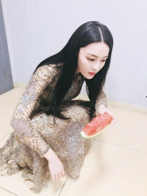 蹲地吃瓜照片,夏日街头一景