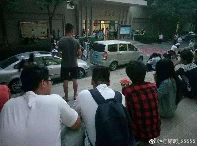 电梯特警吃瓜群众,吃瓜群众的意外见证